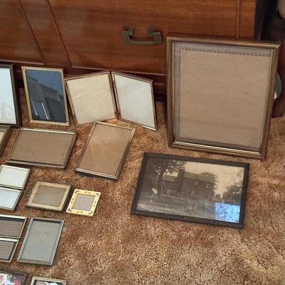 LARGE ASSORTMENT OF VINTAGE PICTURE FRAMES