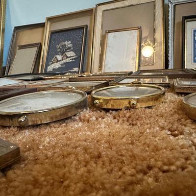 LARGE ASSORTMENT OF VINTAGE PICTURE FRAMES