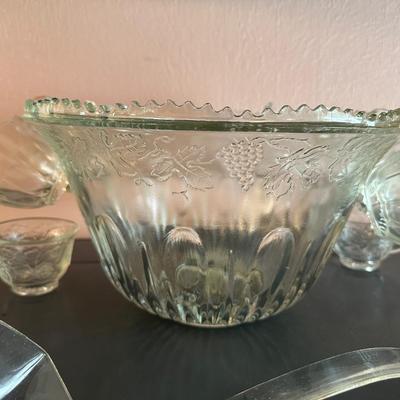 GLASS PUNCH BOWL WITH 8 CUPS AND 10 EXTRA CUPS