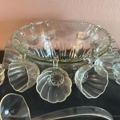 GLASS PUNCH BOWL WITH 8 CUPS AND 10 EXTRA CUPS