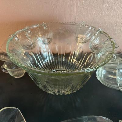 GLASS PUNCH BOWL WITH 8 CUPS AND 10 EXTRA CUPS