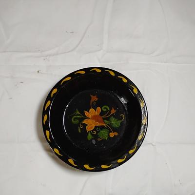Collectable Vintage Tins and plates