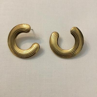 Vintage gold tone earrings