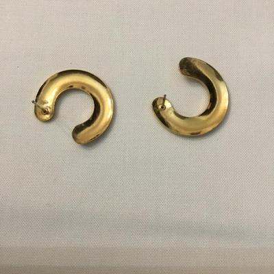 Vintage gold tone earrings