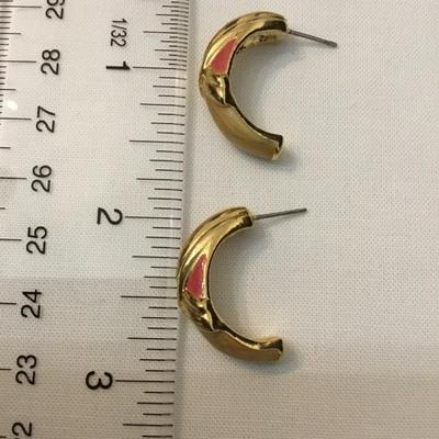 Cute vintage White pearly, enameled, gold toned, half hoop earring