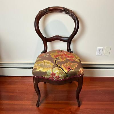 DR465 Antique Mahogany Dining Room Round Table with 6 Antique Balloon Back Chairs