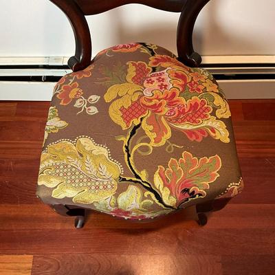 DR465 Antique Mahogany Dining Room Round Table with 6 Antique Balloon Back Chairs