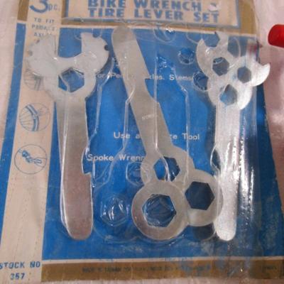 2 bicycle wrench sets , bicycle pump