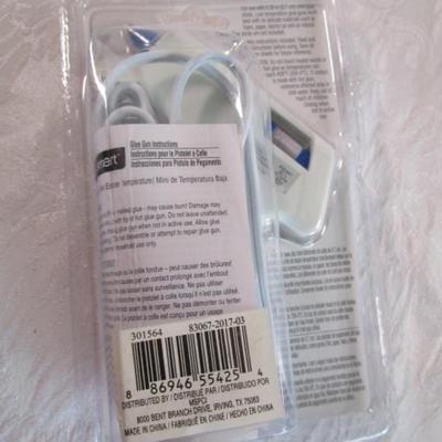 New in pkg Mini glue gun, low temperature