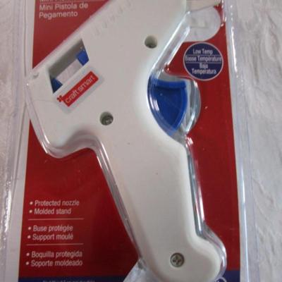 New in pkg Mini glue gun, low temperature