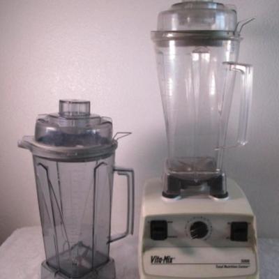 Vintage Vitamix 5000 Total Nutrition center, off-white