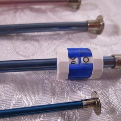 4 sets of knitting needles, yarn