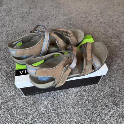 Täōs Footwear, Vionic, and Other Women’s Casual Shoes and Inserts - Size 11 (GB2-DZ)