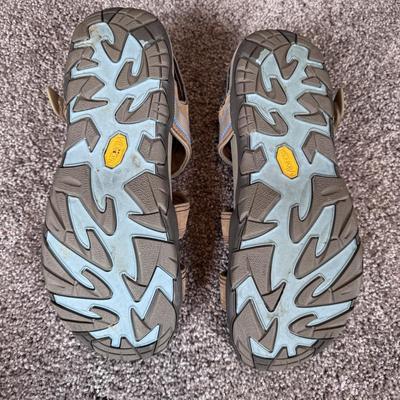 Täōs Footwear, Vionic, and Other Women’s Casual Shoes and Inserts - Size 11 (GB2-DZ)