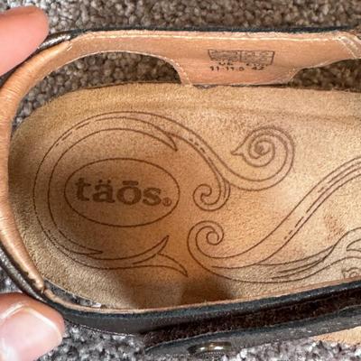 Täōs Footwear, Vionic, and Other Women’s Casual Shoes and Inserts - Size 11 (GB2-DZ)