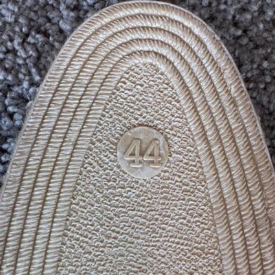 Täōs Footwear, Vionic, and Other Women’s Casual Shoes and Inserts - Size 11 (GB2-DZ)