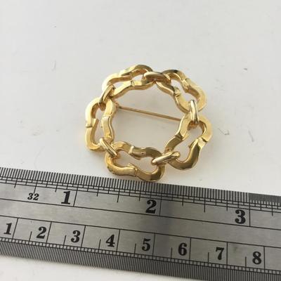 Gold tone vintage brooch