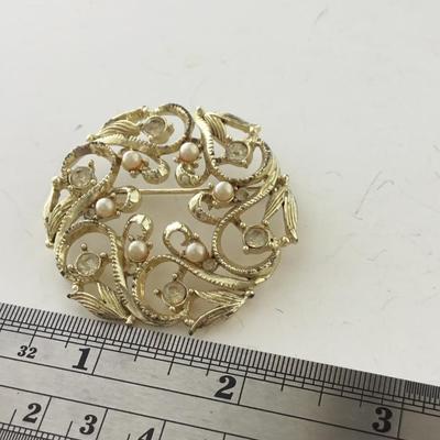 Vintage round fashion brooch