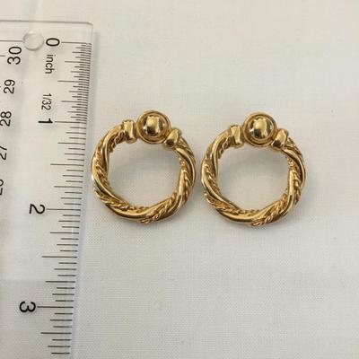 Vintage gold tone classic ribbed hoop earrings