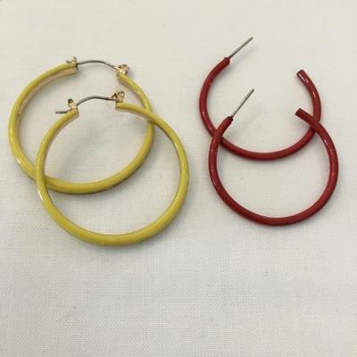 Cute vintage enameled, gold, toned hoop, earrings