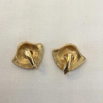Cute vintage shell clip on earrings