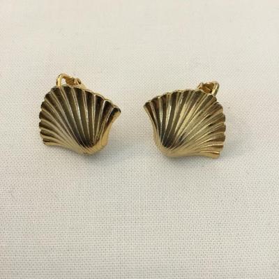 Cute vintage shell clip on earrings