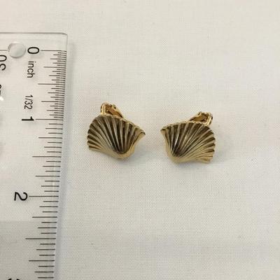 Cute vintage shell clip on earrings