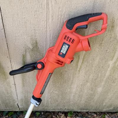LOT 2S: Black & Decker Weed Wacker GH3000 Grass Hog NST2018 & Edge Hog