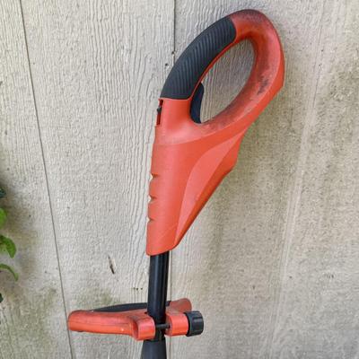 LOT 2S: Black & Decker Weed Wacker GH3000 Grass Hog NST2018 & Edge Hog