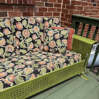 LOT 7P: Green Outdoor Patio Furniture