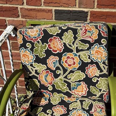 LOT 7P: Green Outdoor Patio Furniture