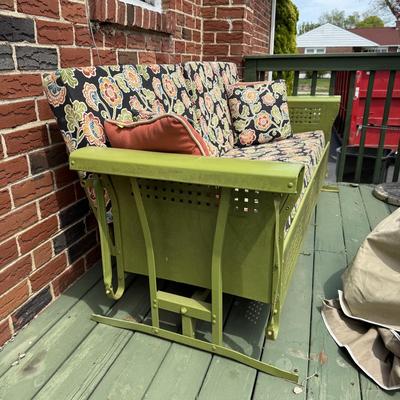 LOT 7P: Green Outdoor Patio Furniture