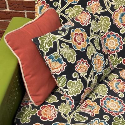 LOT 7P: Green Outdoor Patio Furniture