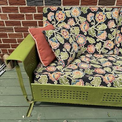LOT 7P: Green Outdoor Patio Furniture