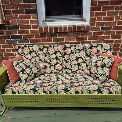 LOT 7P: Green Outdoor Patio Furniture