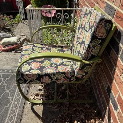 LOT 7P: Green Outdoor Patio Furniture