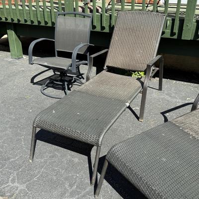 LOT 8S: Wicker Patio Lounge Chairs & Swivel Chairs