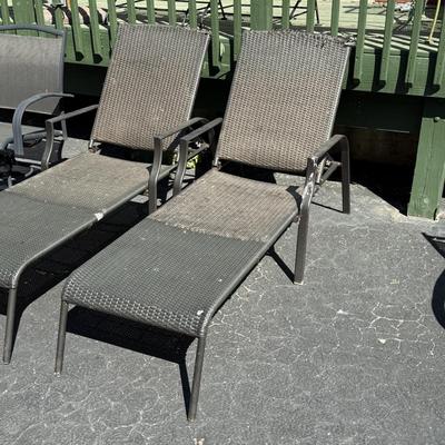 LOT 8S: Wicker Patio Lounge Chairs & Swivel Chairs