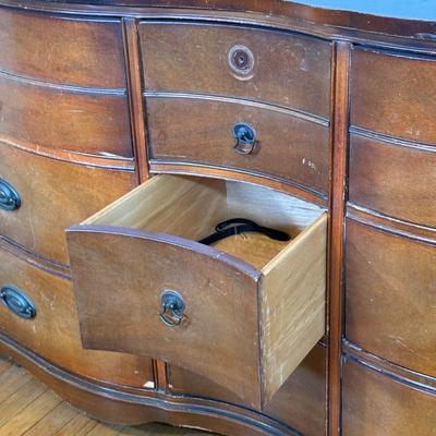 LOT 12X: Beautiful Vintage Dresser
