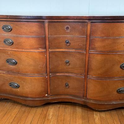LOT 12X: Beautiful Vintage Dresser
