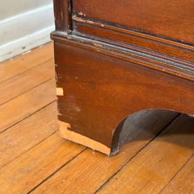 LOT 12X: Beautiful Vintage Dresser