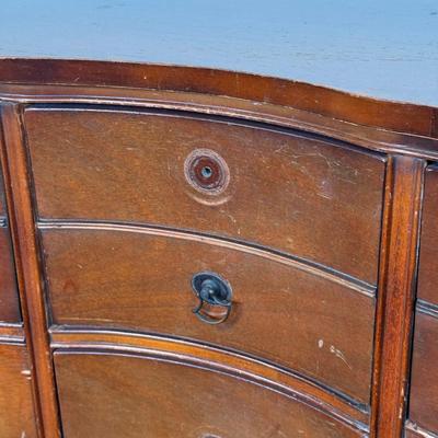 LOT 12X: Beautiful Vintage Dresser