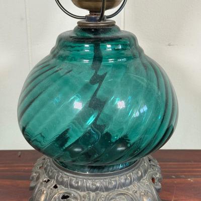LOT 17X: Beautiful Vintage Hurricane Lamp