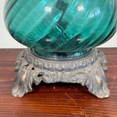 LOT 17X: Beautiful Vintage Hurricane Lamp