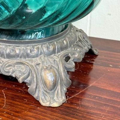 LOT 17X: Beautiful Vintage Hurricane Lamp
