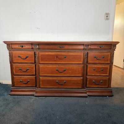 LOT 21Y: Raymour & Flanigan Dresser