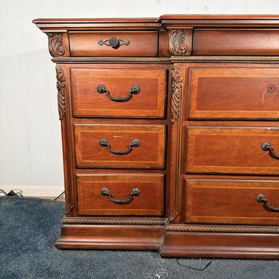 LOT 21Y: Raymour & Flanigan Dresser