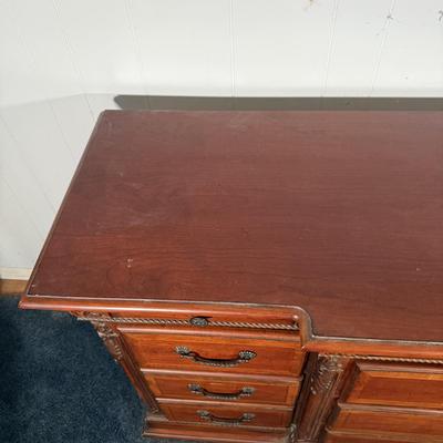 LOT 21Y: Raymour & Flanigan Dresser