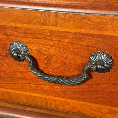 LOT 21Y: Raymour & Flanigan Dresser
