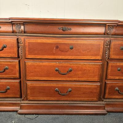 LOT 21Y: Raymour & Flanigan Dresser